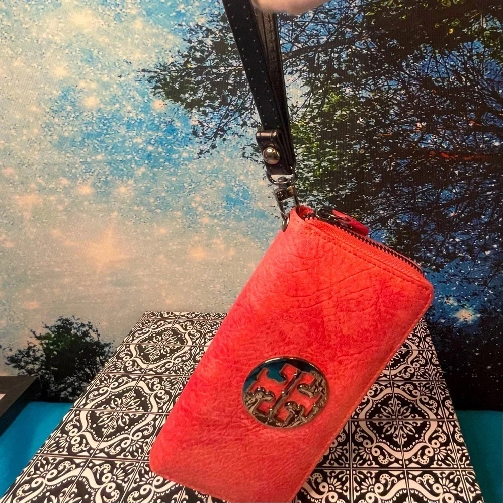 Tory Burch Pink Pebbled Leather Clutch Wallet with Logo Medallion and strap EUC